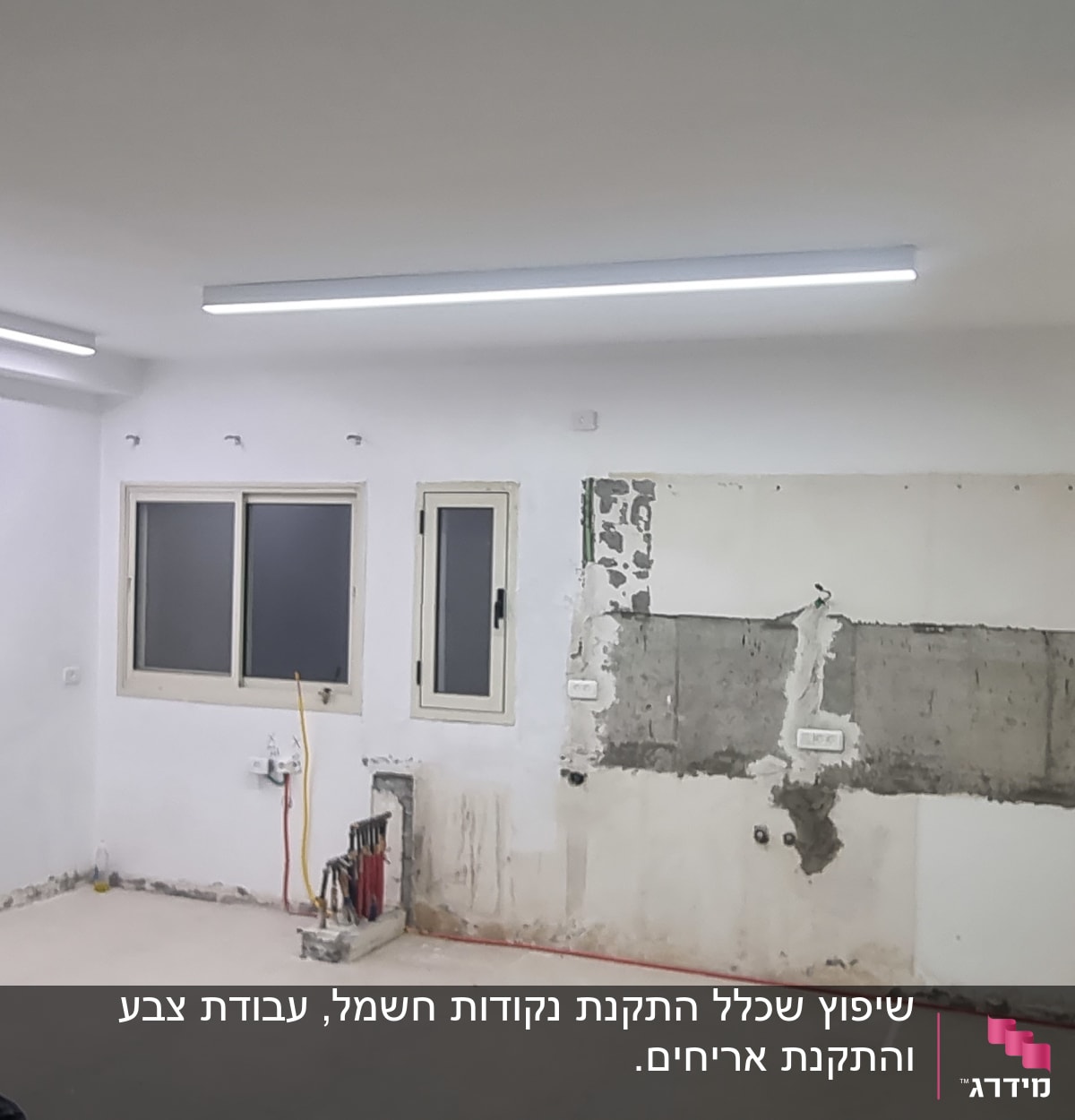 קיר חשוף עם חוטי חשמל, חלונות, רצפה חשופה